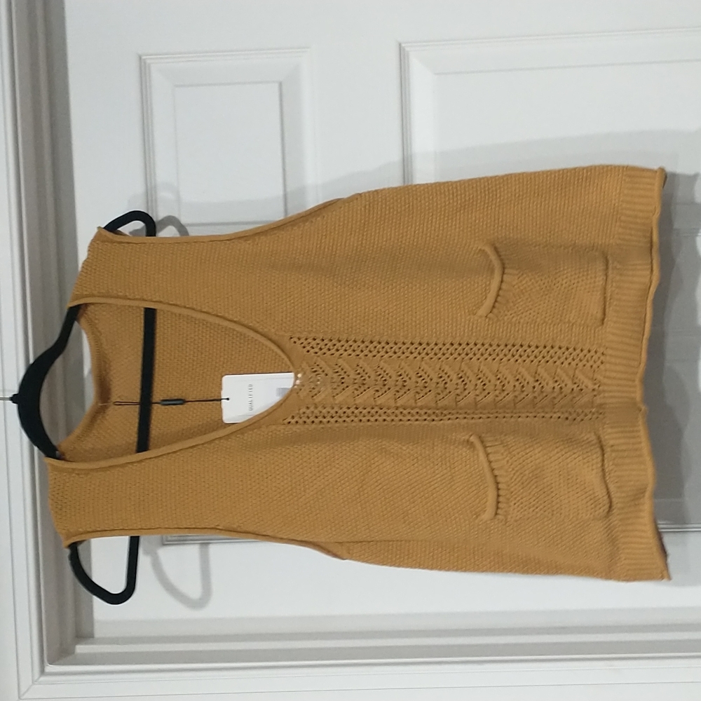 NWT mustard woven loose fit sweater-vest
